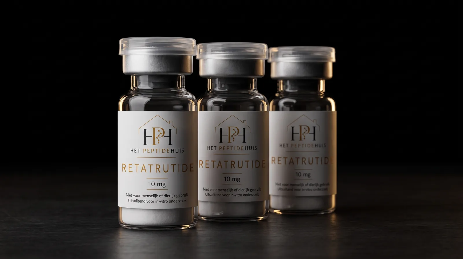 Drie verzegelde vials met gevriesdroogd peptide